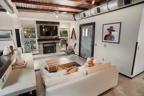 Woodland Hills, CA 91364,21914 Velicata