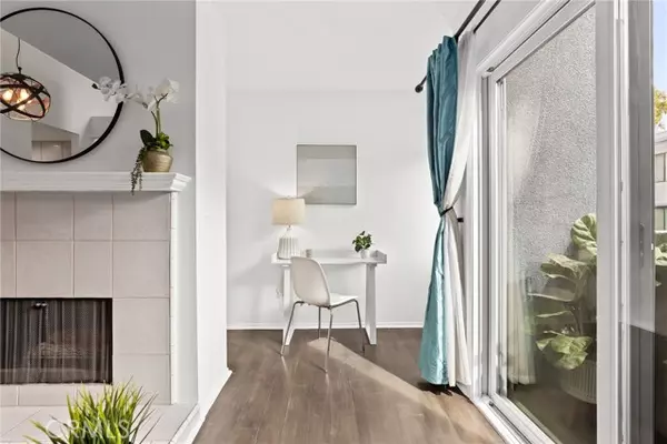 Los Angeles, CA 90068,1940 N Highland AVE 54