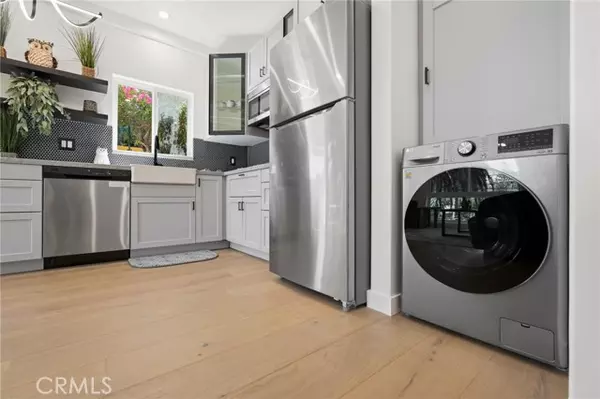 Los Angeles, CA 90068,2258 Helios DR
