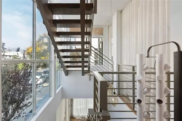 Los Angeles, CA 90038,6736 W Hepburn WAY
