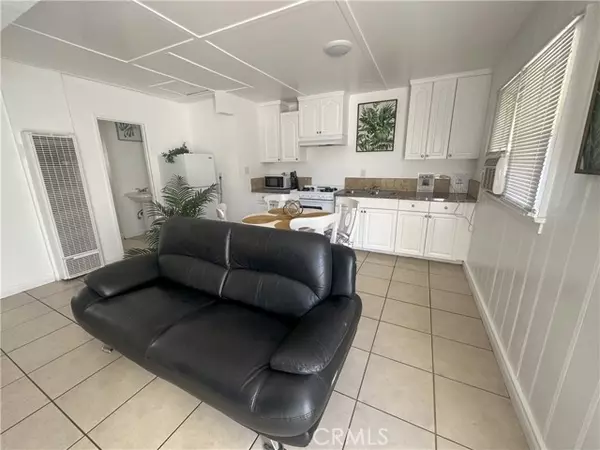 9723 Belmont 1/2, Bellflower, CA 90706