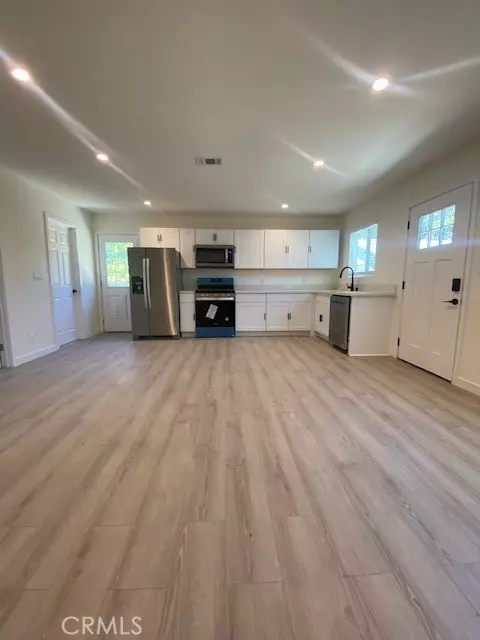 Canoga Park, CA 91304,7713 Woodhall Ave