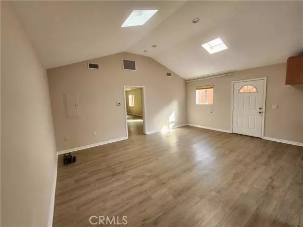 North Hollywood, CA 91605,7856 Saint Clair B