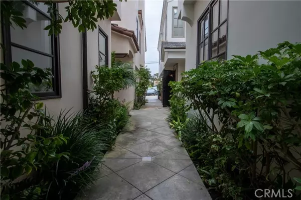 Corona Del Mar, CA 92625,407 1/2 Goldenrod