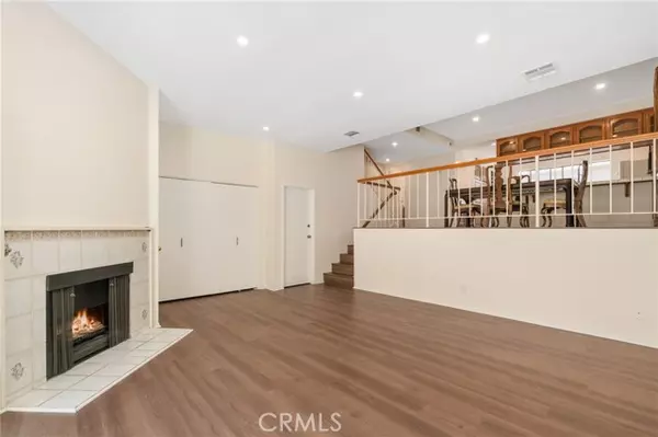 18360 Collins E, Tarzana, CA 91356