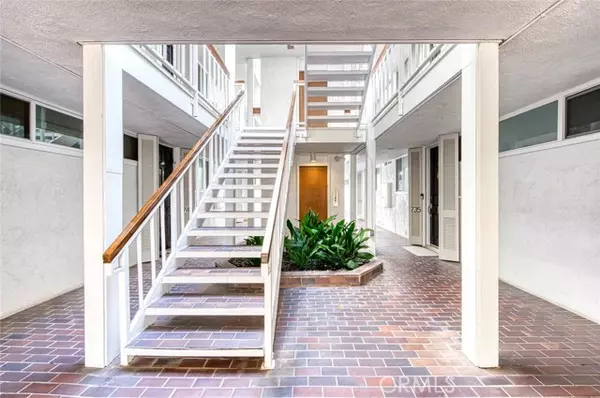 Corona Del Mar, CA 92625,737 Avocado AVE
