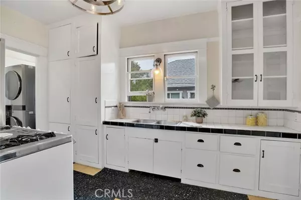 Los Angeles, CA 90016,2102 Hillcrest DR