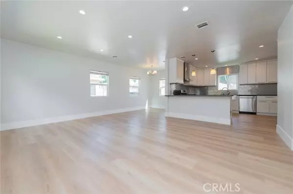 Sherman Oaks, CA 91411,5212 Noble AVE