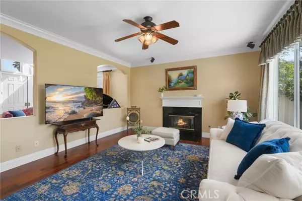 Newhall, CA 91321,23703 Oak CIR