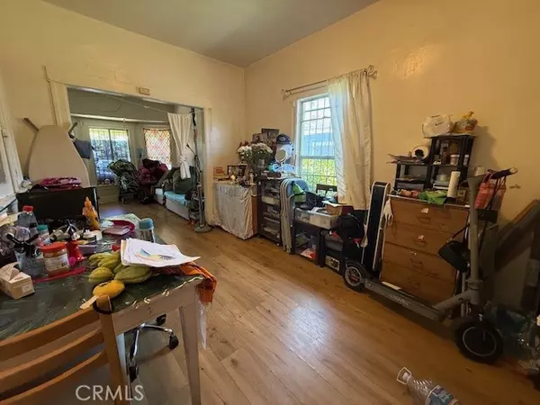 Los Angeles, CA 90003,127 E 81st