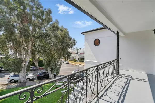 Los Angeles, CA 90019,1327 S Burnside