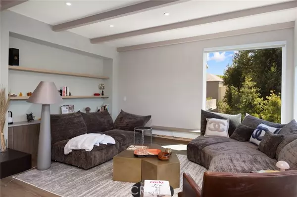 Los Angeles, CA 90068,3233 Tareco DR