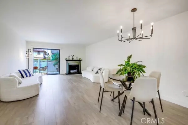 Huntington Beach, CA 92649,4682 Warner B102