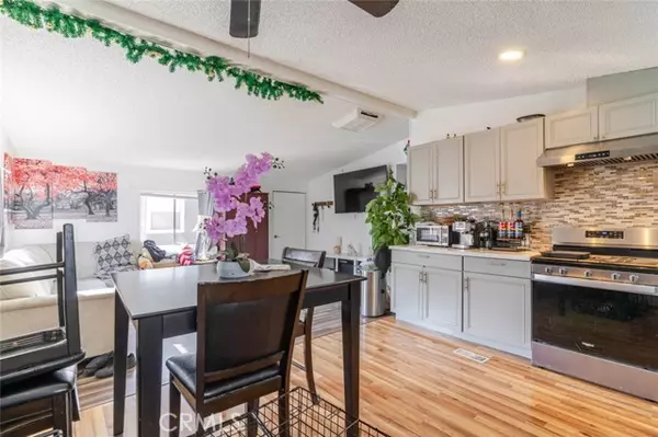 Van Nuys, CA 91405,7560 Woodman PL 65