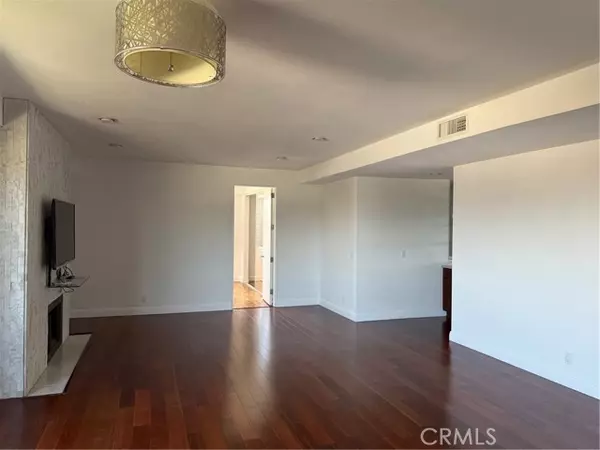 Beverly Hills, CA 90211,116 N Swall 402