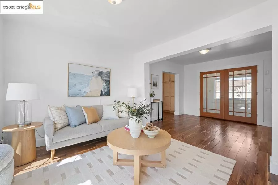 9285 D St, Oakland, CA 94603