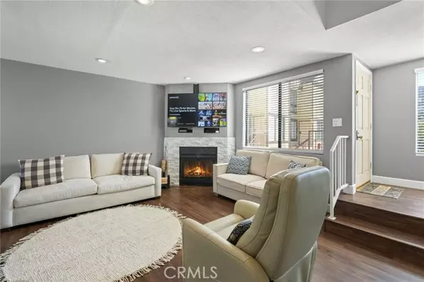 21720 Hart 9, Canoga Park, CA 91303