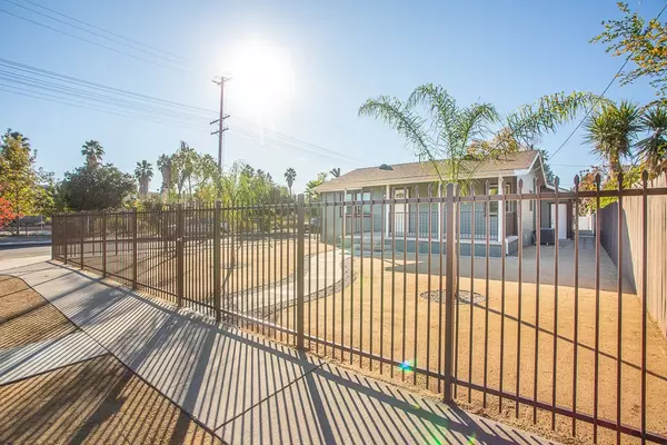 Canoga Park, CA 91303,21511 Bassett