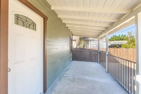 Canoga Park, CA 91303,21511 Bassett
