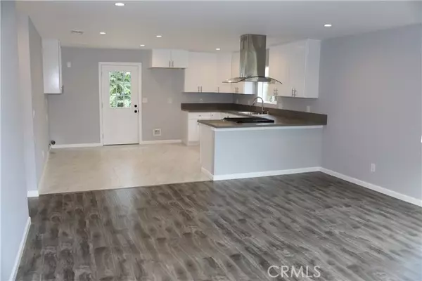 Canoga Park, CA 91303,7419 Alabama AVE