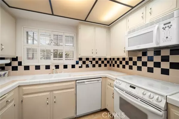 Laguna Woods, CA 92637,3241 San Amadeo 1E