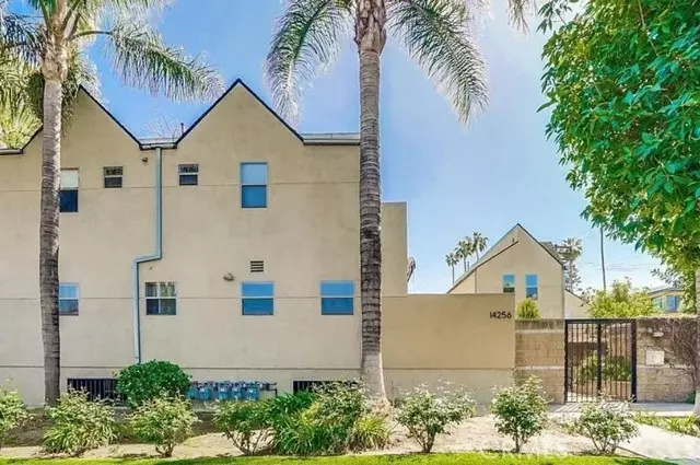 14256 Victory, Van Nuys, CA 91401