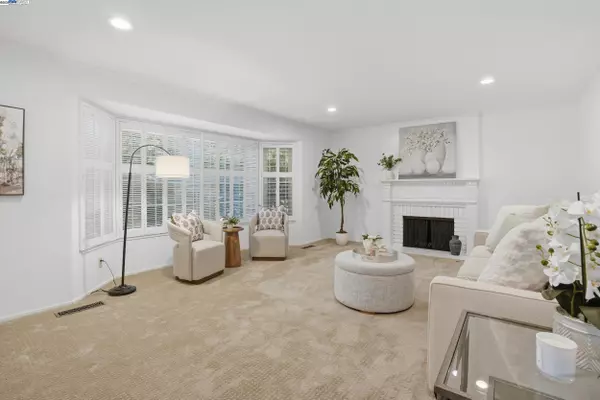 Alamo, CA 94507,2402 Royal Oaks DR