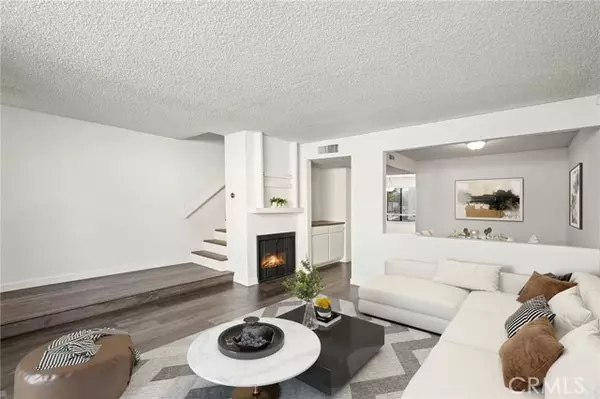 Woodland Hills, CA 91303,22038 Vanowen St. 215