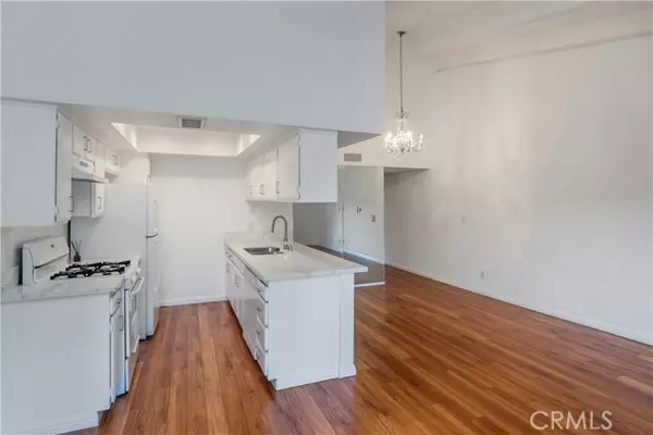 Los Angeles, CA 90068,1303 2700 Cahuenga Blvd  East