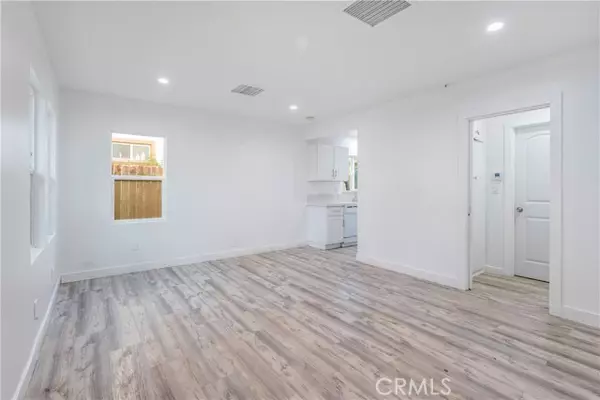 Canoga Park, CA 91303,22142 Wyandotte