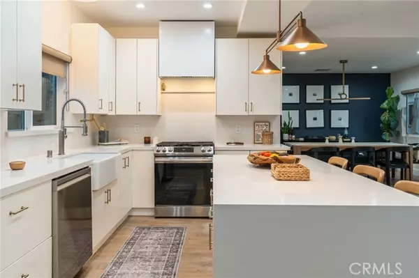 7247 Genesta Ave, Lake Balboa, CA 91406