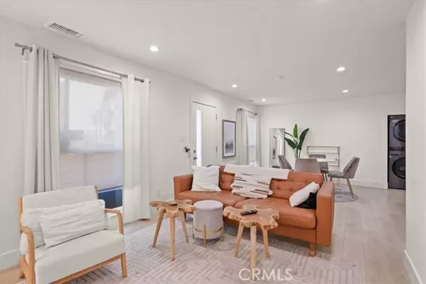 Los Angeles, CA 90004,4616 Rosewood