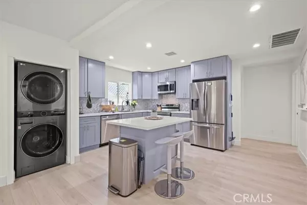 Los Angeles, CA 90004,4616 Rosewood