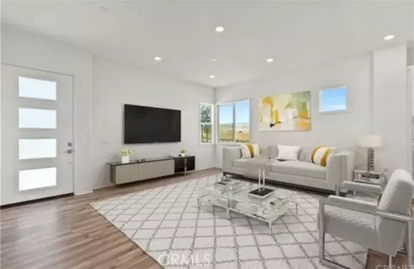 Valencia, CA 91381,27503 Golden Currant