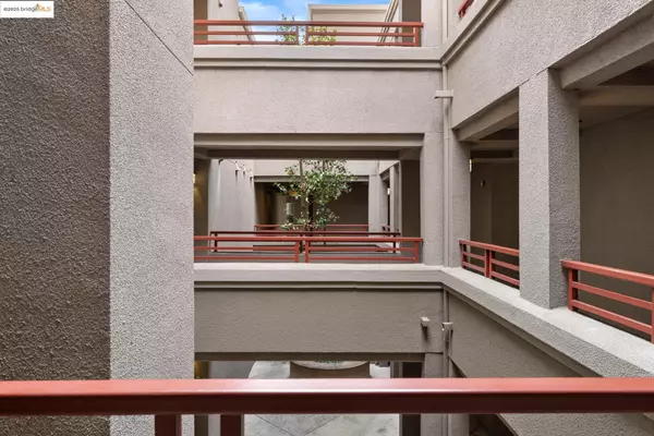 Oakland, CA 94618,240 Caldecott Ln 208