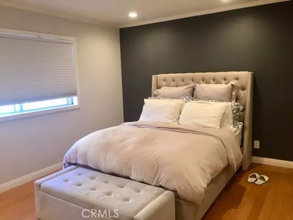 Encino, CA 91316,5400 Newcastle 16