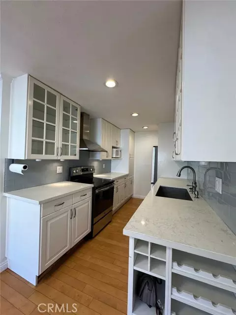 Encino, CA 91316,5400 Newcastle 16