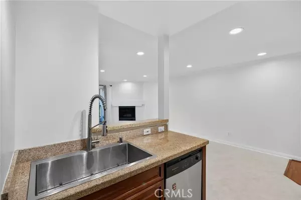 Woodland Hills, CA 91367,5540 Owensmouth 209