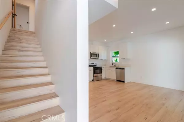 Reseda, CA 91335,6835 Yolanda AVE