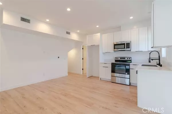 Reseda, CA 91335,6835 Yolanda AVE