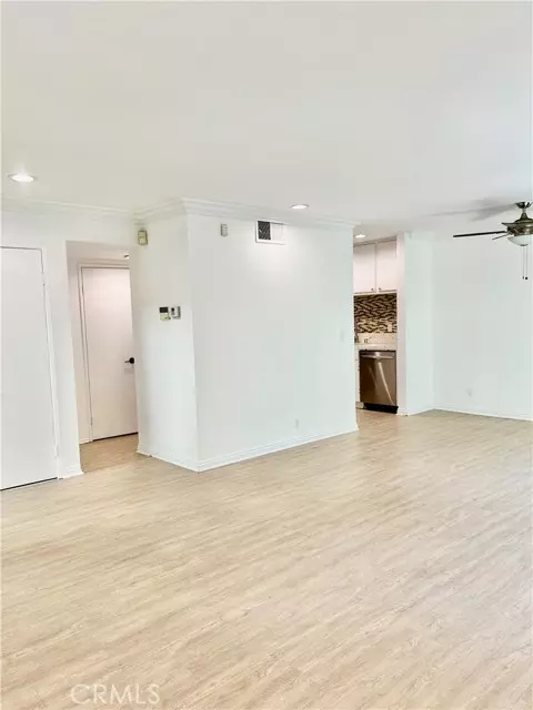 Woodland Hills, CA 91367,22135 Burbank 2