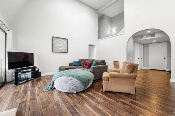 Carlsbad, CA 92009,2537 Navarra DR B9