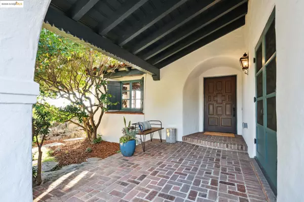 Oakland, CA 94611,6801 Estates DR