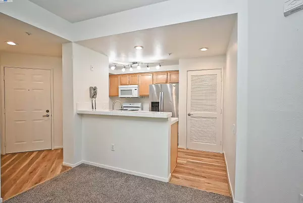 Oakland, CA 94618,280 Caldecott Ln 221