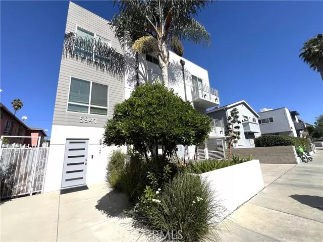 Los Angeles, CA 90038,5941 Barton AVE 104