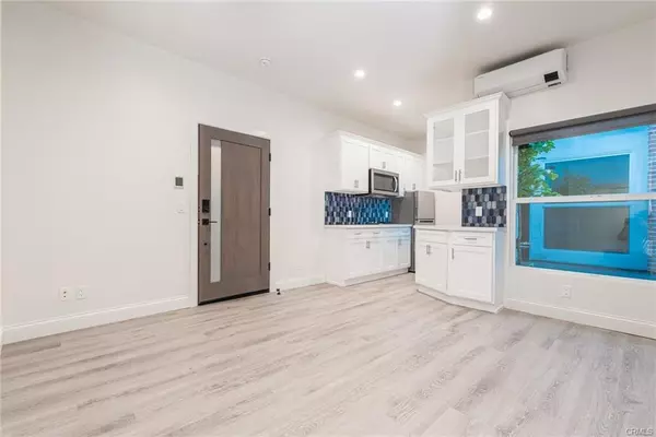 Newport Beach, CA 92661,305 1/2 Main ST 11