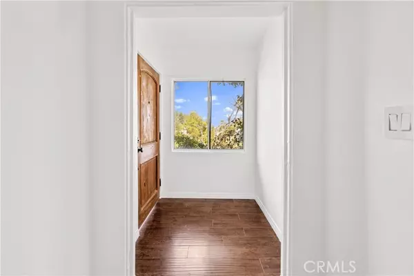 Woodland Hills, CA 91364,5160 Medina RD