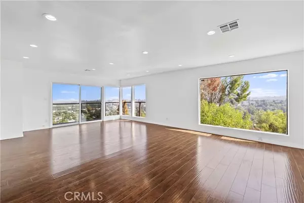 Woodland Hills, CA 91364,5160 Medina RD