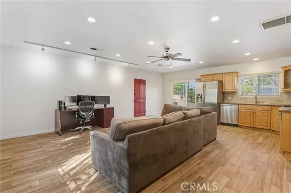 Woodland Hills, CA 91367,22639 Calvert ST F