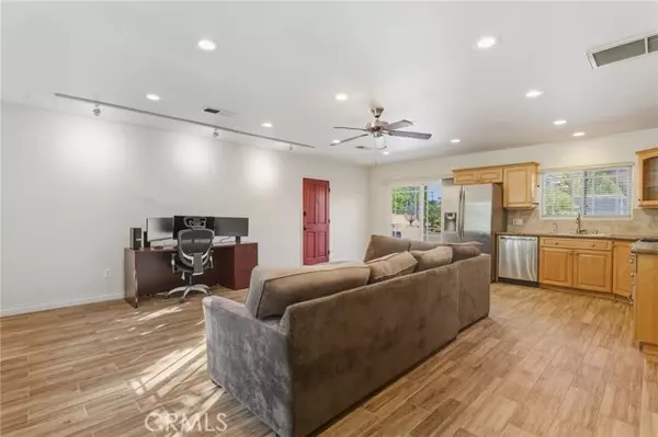 Woodland Hills, CA 91367,22639 Calvert ST F